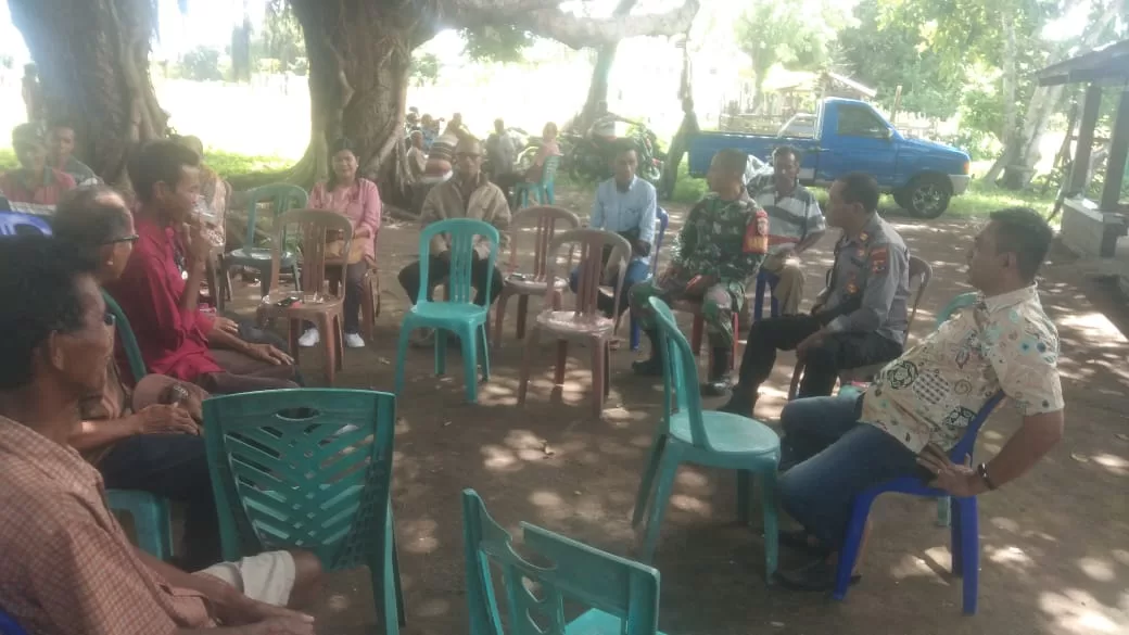 Babinsa Koramil 02/Rindi Umalulu Komsos Dengan Kepala Desa, Bahas Persiapan Jelang Pemilu.