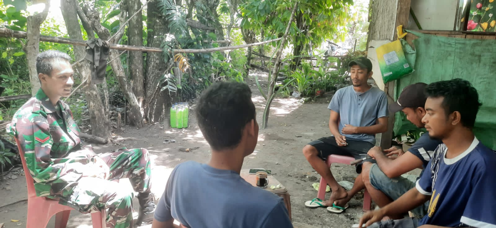Sambangi Rumah Warga Desa Binaan Babinsa Koramil 06/Karera Aktif Jaga Silaturah