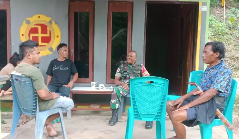 Komos, Aktif Sambangi Rumah Warga Desa Binaan Babinsa Koramil 01/Loli Ajang Silaturahmi