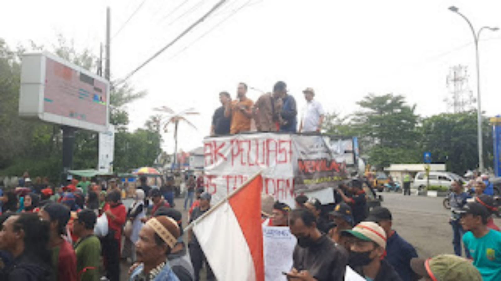 Warga Desa Wancimekar Kecamatan Kotabaru Kabupaten Karawang Berdemo Depan Kantor Bupati Tolak Perluasan TPA Jalupang