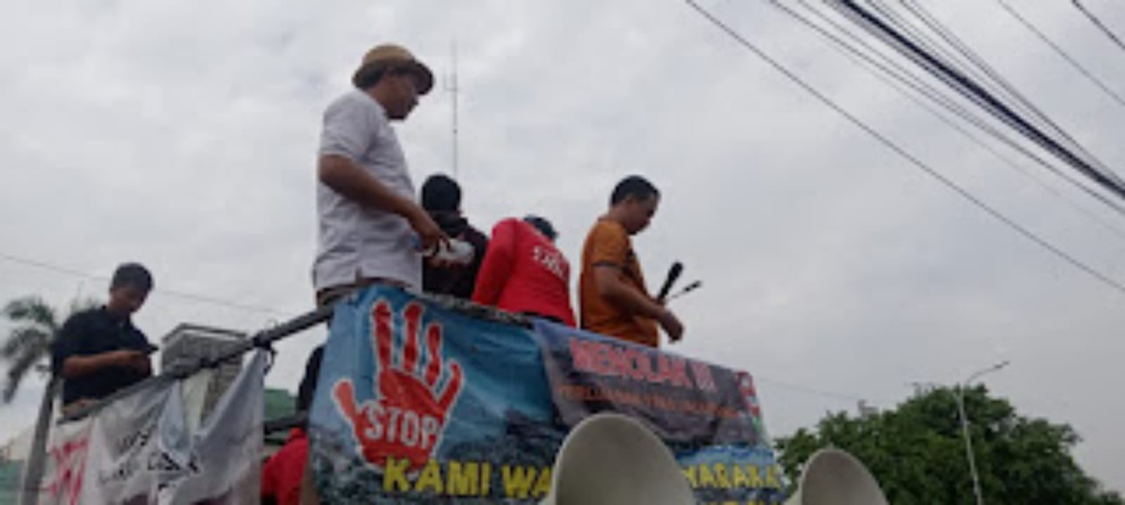 Warga Desa Wancimekar Kecamatan Kotabaru Kabupaten Karawang Berdemo Depan Kantor Bupati Tolak Perluasan TPA Jalupang