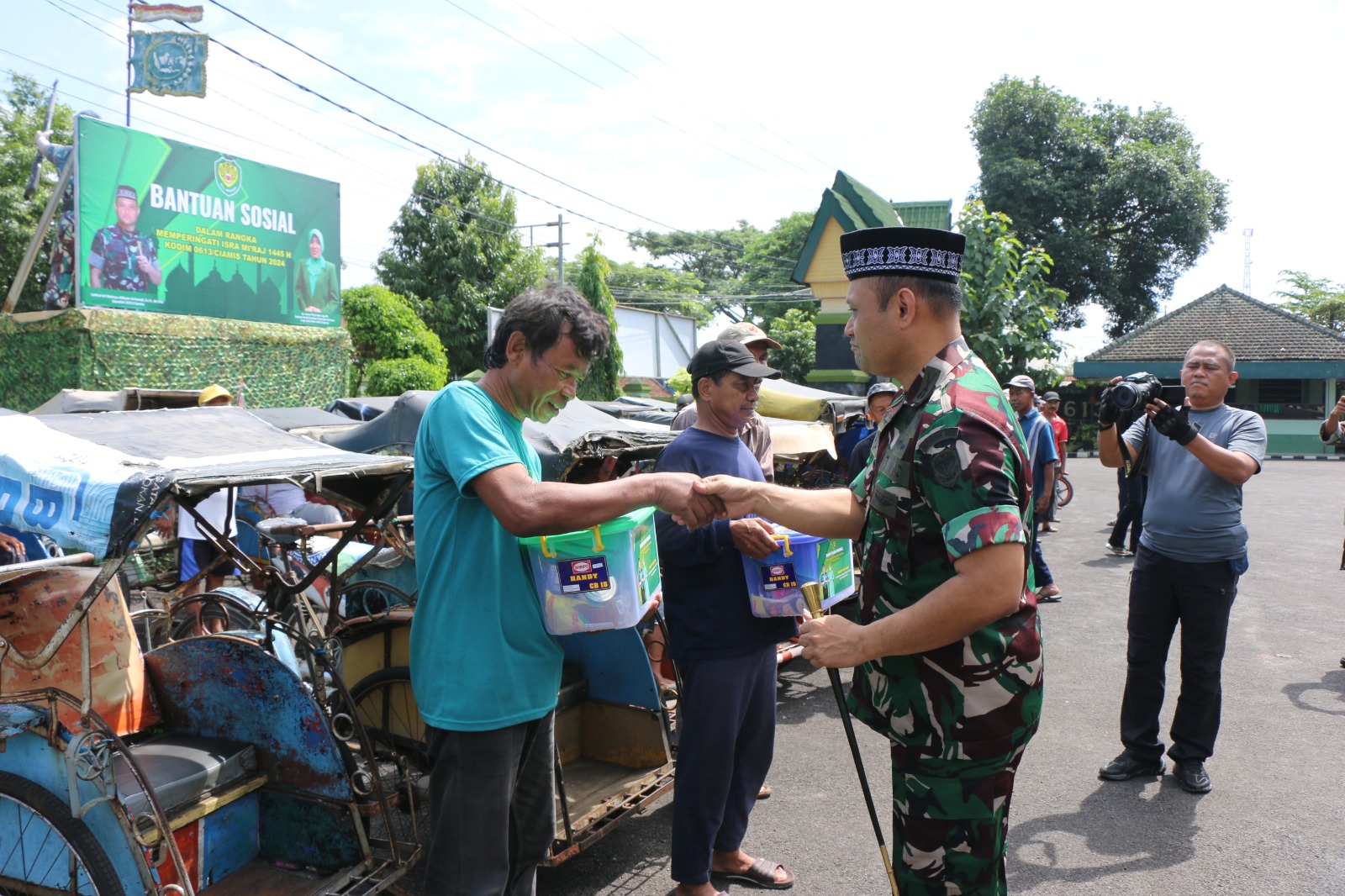 Kodim 0613/Ciamis Menggelar Baksos Dengan Membagikan Ratusan Paket Sembako