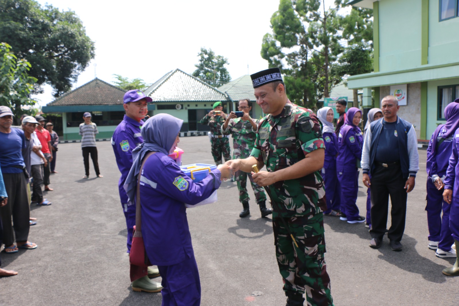 Kodim 0613/Ciamis Menggelar Baksos Dengan Membagikan Ratusan Paket Sembako