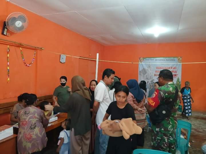 Babinsa Dampingi Ketua Persit Kartika Chandra Kirana Cab. XII Dim 1601/Sumba Timur Berikan Vitamin Kepada Balita