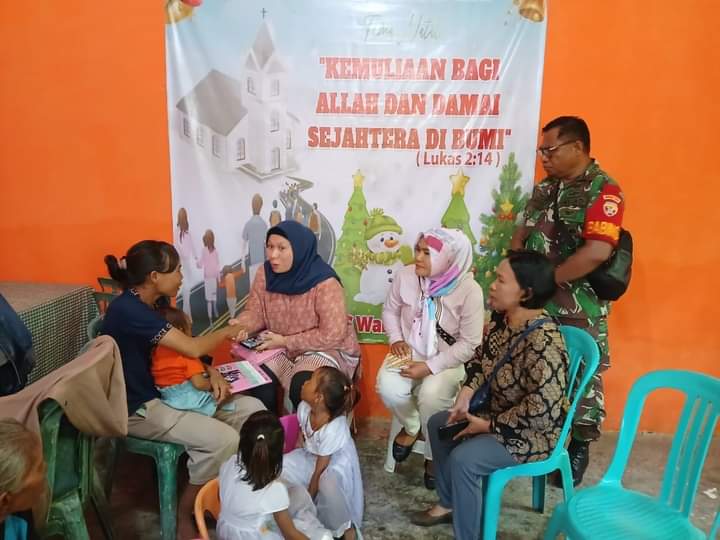 Babinsa Dampingi Ketua Persit Kartika Chandra Kirana Cab. XII Dim 1601/Sumba Timur Berikan Vitamin Kepada Balita