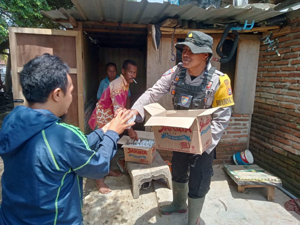 Panit Binmas Polsek Rasanae Barat Bersama Bhabinkamtibmas Bagi Nasi Kepada Warga Terdampak Banjir