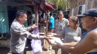Panit Binmas Polsek Rasanae Barat Bersama Bhabinkamtibmas Bagi Nasi Kepada Warga Terdampak Banjir
