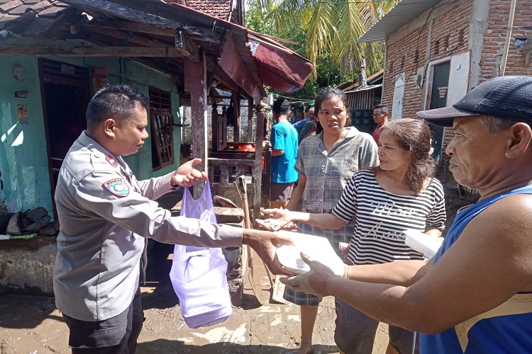 Panit Binmas Polsek Rasanae Barat Bersama Bhabinkamtibmas Bagi Nasi Kepada Warga Terdampak Banjir