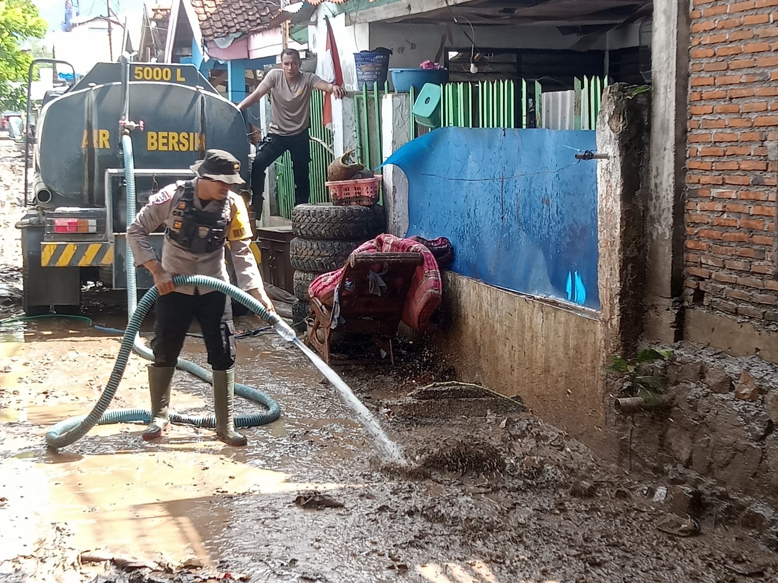 Panit Binmas Polsek Rasanae Barat Bersama Bhabinkamtibmas Bagi Nasi Kepada Warga Terdampak Banjir