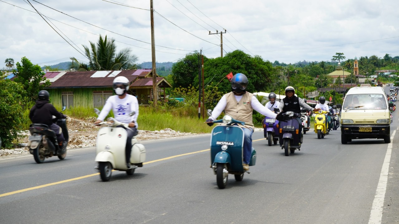 Wakapolda Kaltim Terima Penghargaan dari Komunitas Vespa Se-Balikpapan Dalam Kegiatan Riding & Silaturahmi