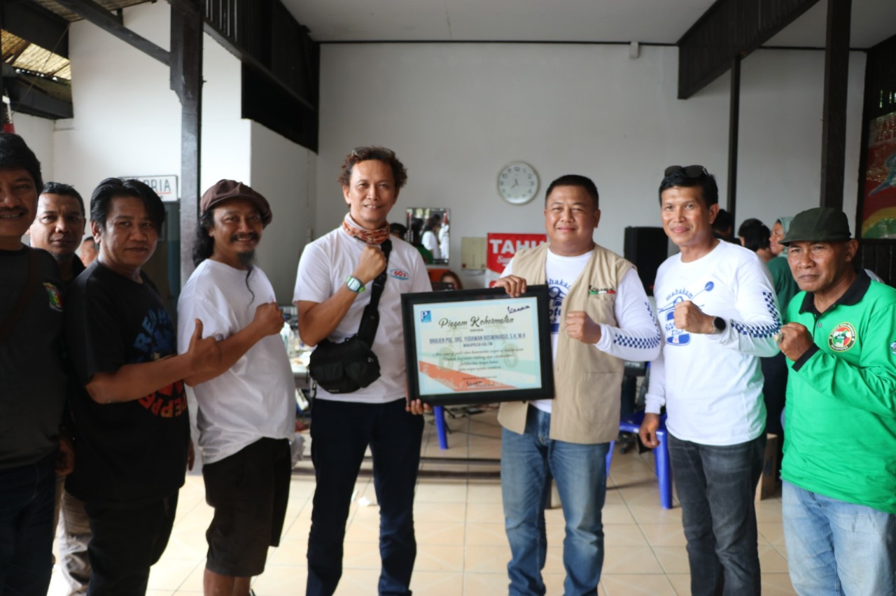 Wakapolda Kaltim Terima Penghargaan dari Komunitas Vespa Se-Balikpapan Dalam Kegiatan Riding & Silaturahmi