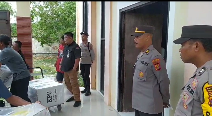 Polres PPU Lakukan Pengamanan Pendistribusian Pemuatan Kotak Suara dan Bilik Suara Ke 4 Kecamatan Di Kab. PPU