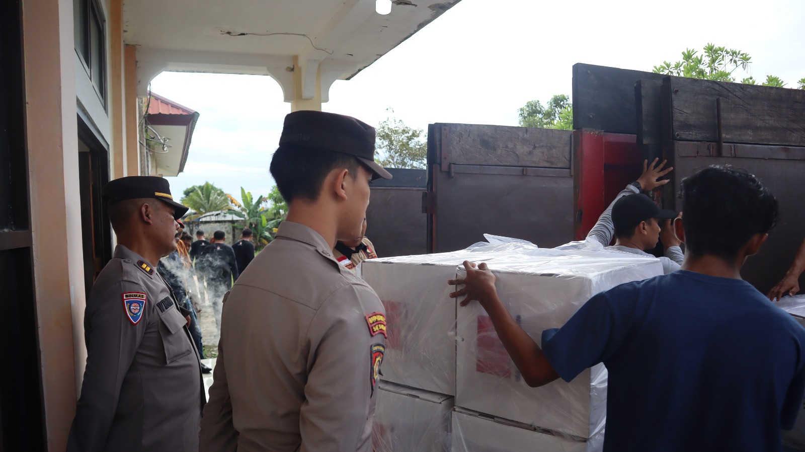 Polres PPU Lakukan Pengamanan Pendistribusian Pemuatan Kotak Suara dan Bilik Suara Ke 4 Kecamatan Di Kab. PPU