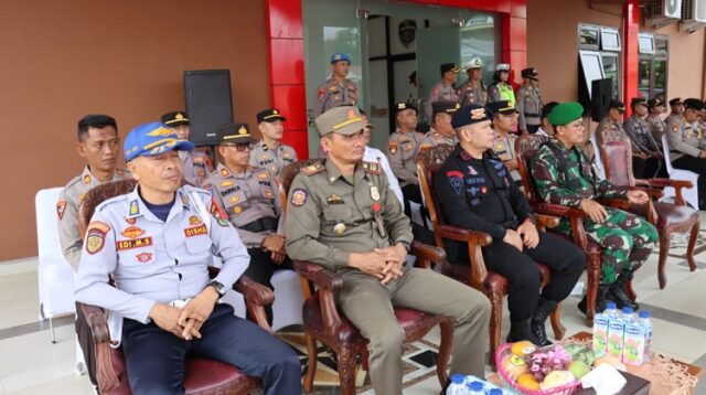 Kapolres Kutai Barat Memimpin Apel Pergeseran Pasukan untuk Pengamanan TPS Pemilu 2024