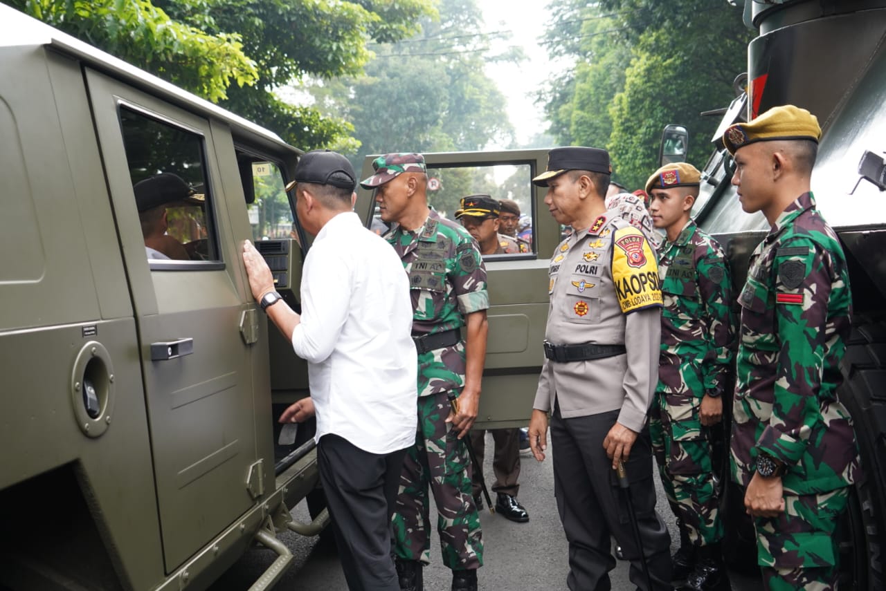 Kapolda Jabar Hadiri Apel Pergeseran Pasukan dan Patroli Gabungan Terpadu Galam Rangka Pengamanan Pemilu 2024 di Wilayah Provinsi Jawa Barat