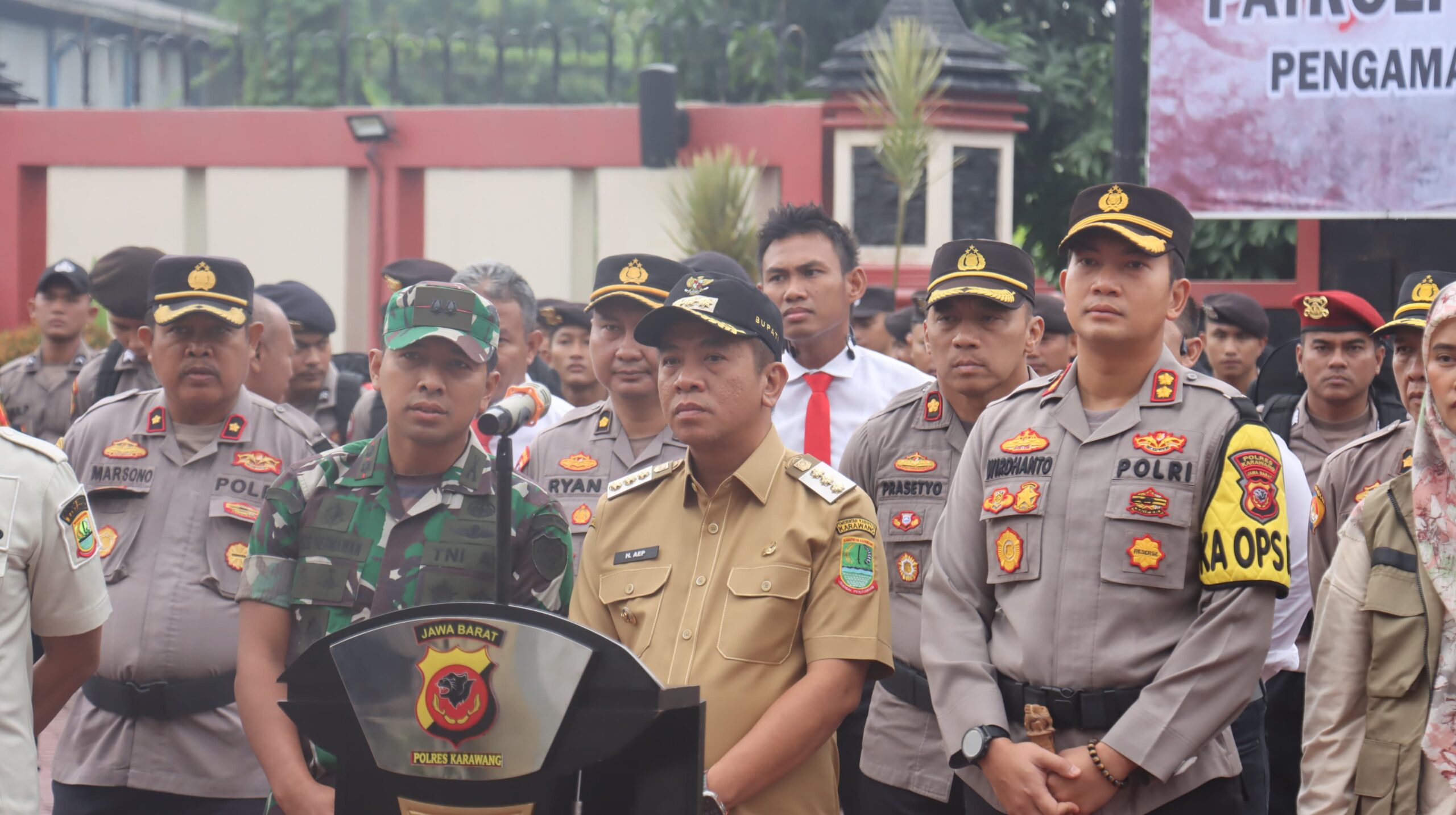 Dalam Rangka PAM Pemilu Tahun 2024 Kapolres Karawang Dan Instansi Terkait Mengikuti Zoom Meeting Apel Pergeseran Pasukan dan Patroli Gabungan Terpadu