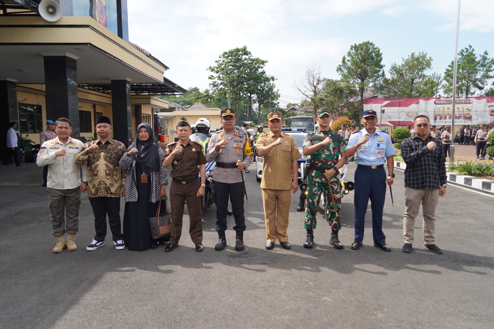 Kapolres Tasikmalaya Kota Bersama Forkopimda dan Instansi Terkait Gelar Apel Pergeseran Pasukan dan Patroli Gabungan untuk Pengamanan Pemilu 2024