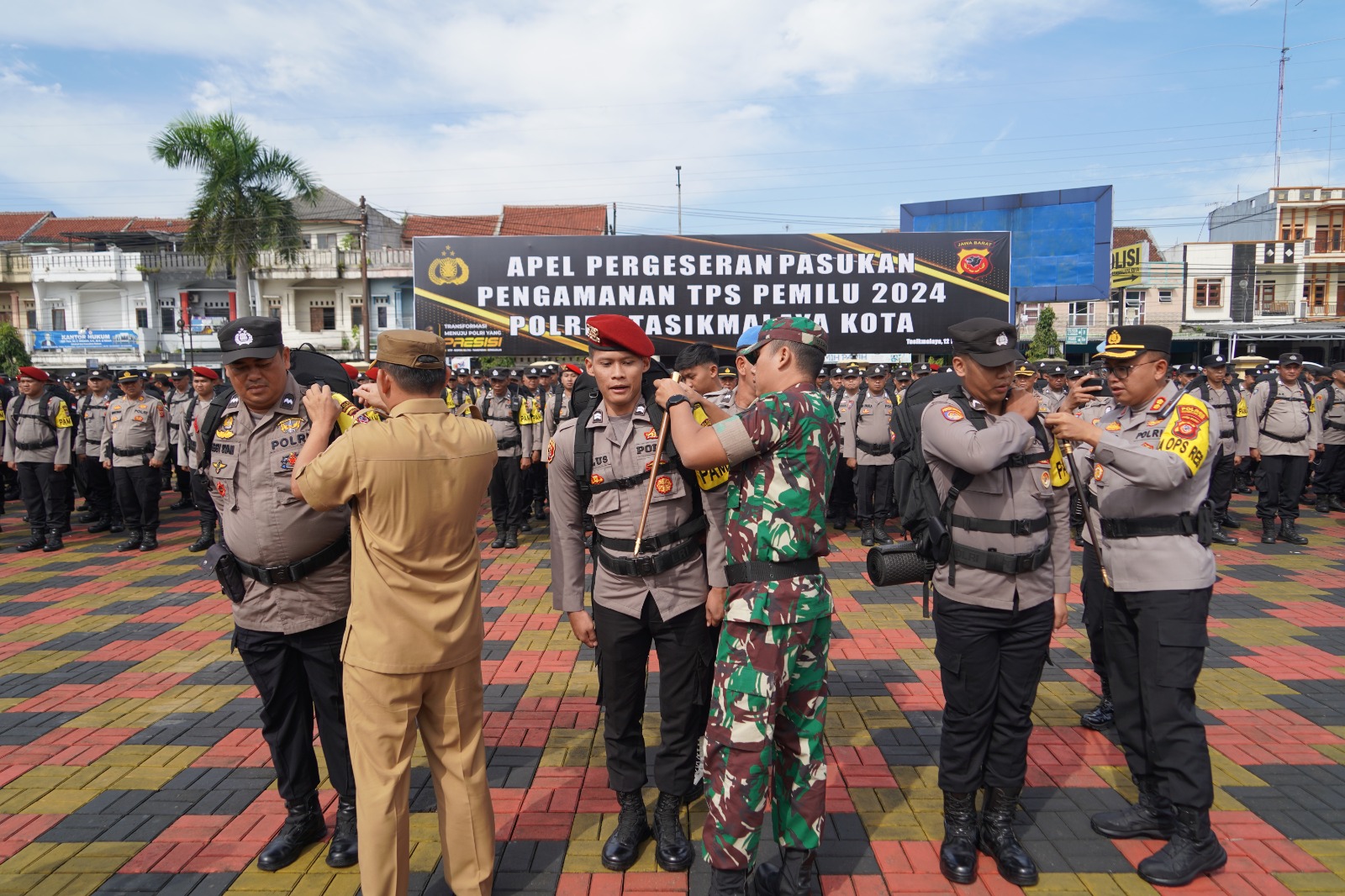 Kapolres Tasikmalaya Kota Bersama Forkopimda dan Instansi Terkait Gelar Apel Pergeseran Pasukan dan Patroli Gabungan untuk Pengamanan Pemilu 2024