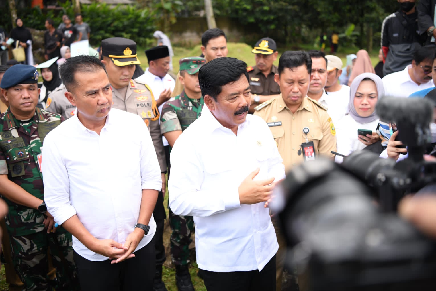 Bey Machmudin Dampingi Menteri Hadi Tjahjanto Bagikan Sertifikat Tanah Program PTSL di Bogor