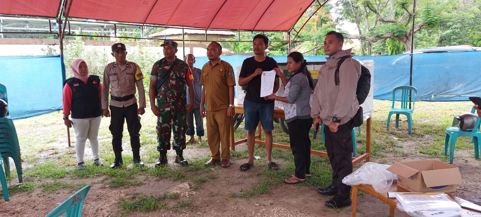 Babinsa jajaran Kodim 1601/Sumba Timur Bersama Babinkamtibmas Polres Sumba Timur Dampingi Pendistribusian Logistik Pemilu 2024 Di Wilayah Kab Sumba Timur