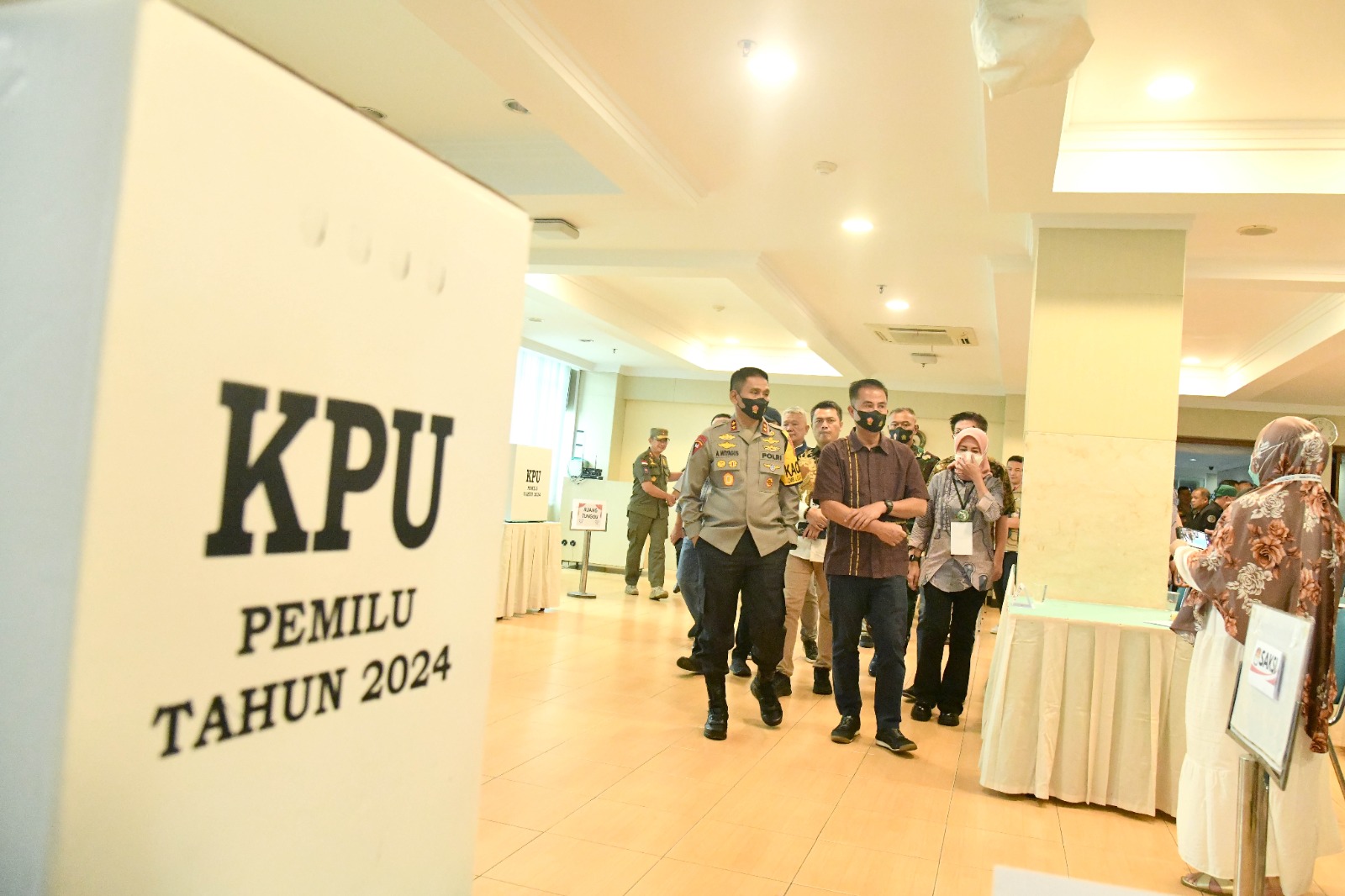 Bey Machmudin Tinjau Pencoblosan ke Sejumlah TPS Kota Bandung