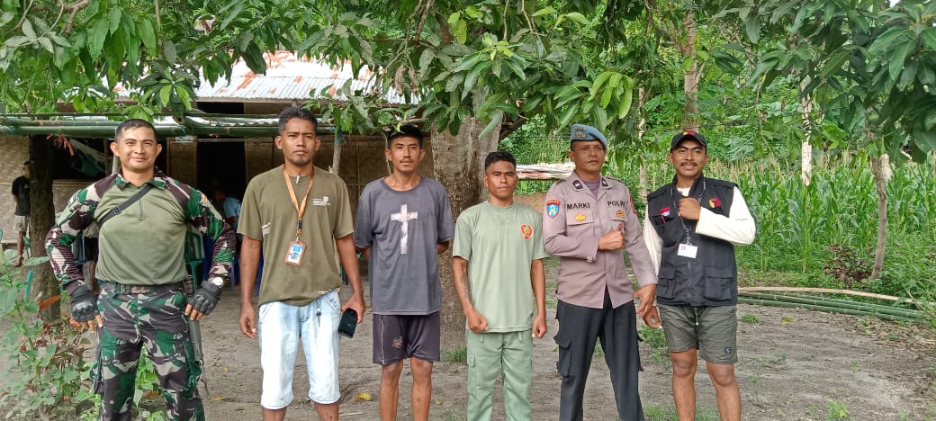 Perjuangan Babinsa, Babinkamtibmas dan Warga Berenang Sambil Pikul Kotak Suara Melintasi Sungai