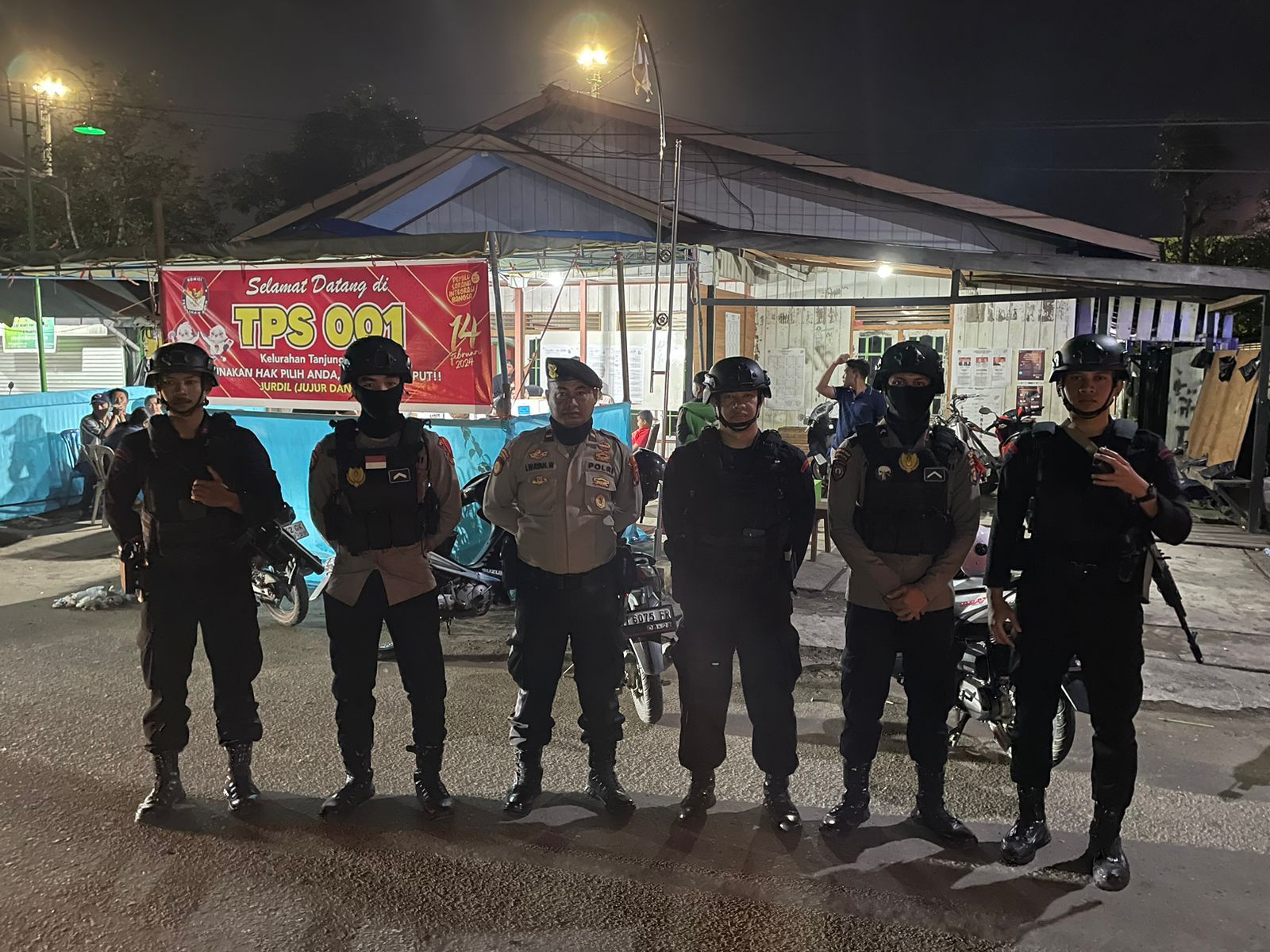 Patroli Gabungan Brimob dan Polres Berau Amankan TPS Pemilu 2024