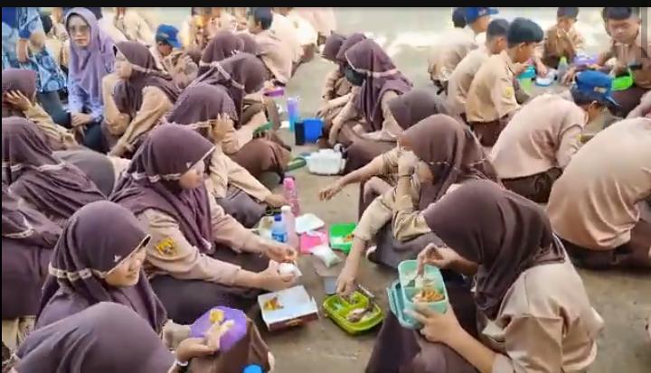 Kepsek SMP 4 Kotabaru Karawang Mengajak Siswa - Siswinya Wujudkan Sekolah Bebas Sampah Sekali Pakai
