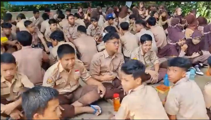 Kepsek SMP 4 Kotabaru Karawang Mengajak Siswa - Siswinya Wujudkan Sekolah Bebas Sampah Sekali Pakai