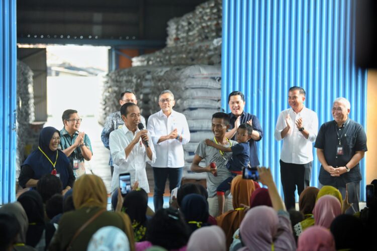 Bey Machmudin Dampingi Presiden Salurkan Beras di Bekasi