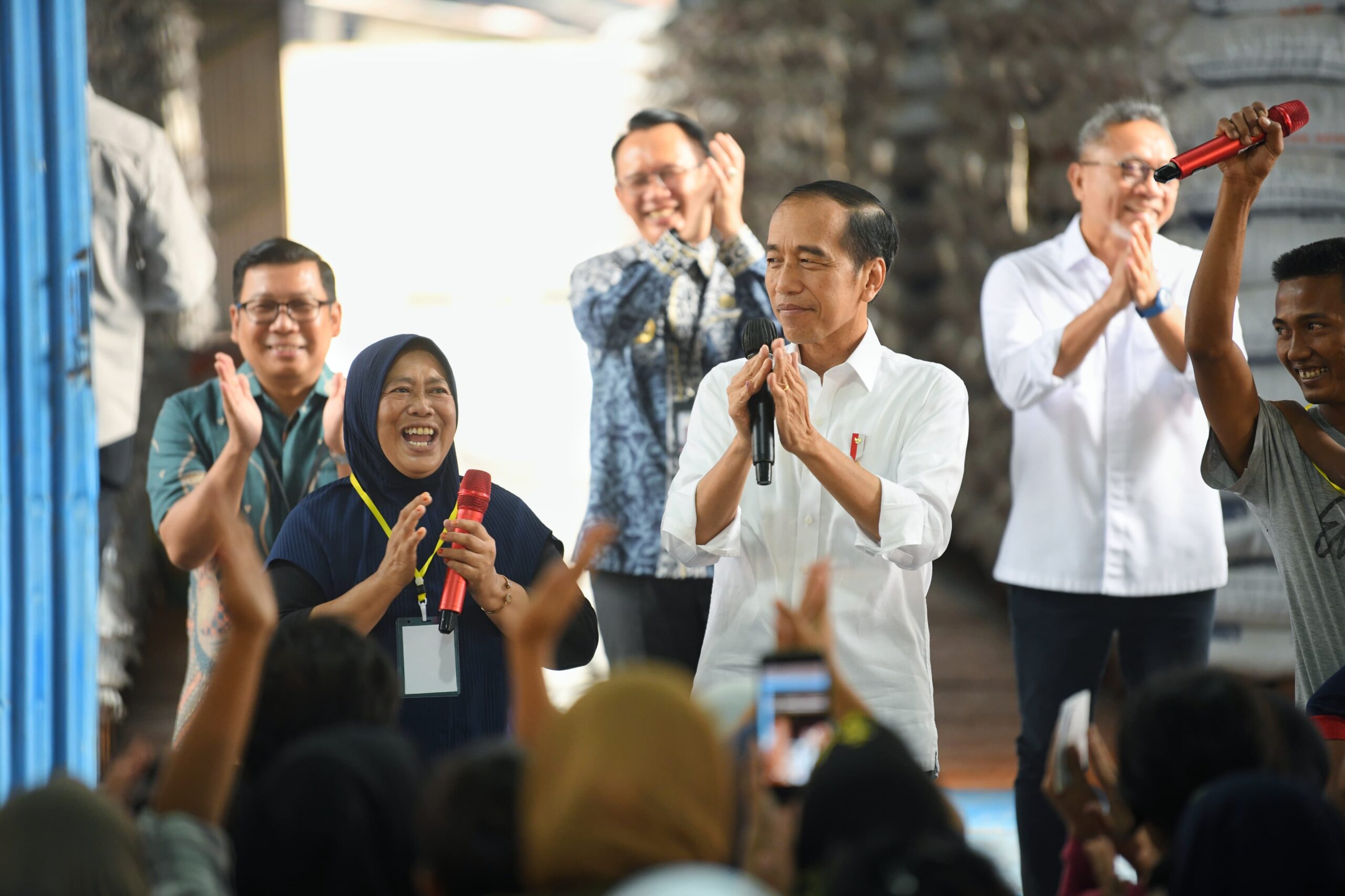 Bey Machmudin Dampingi Presiden Salurkan Beras di Bekasi