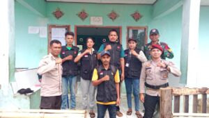 Babinsa Kodim 1601/Sumba Timur Pengawalan Pergeseran Logistik Pemilu 2024 Dari Sekretariat PPS ke PPK Kecamatan