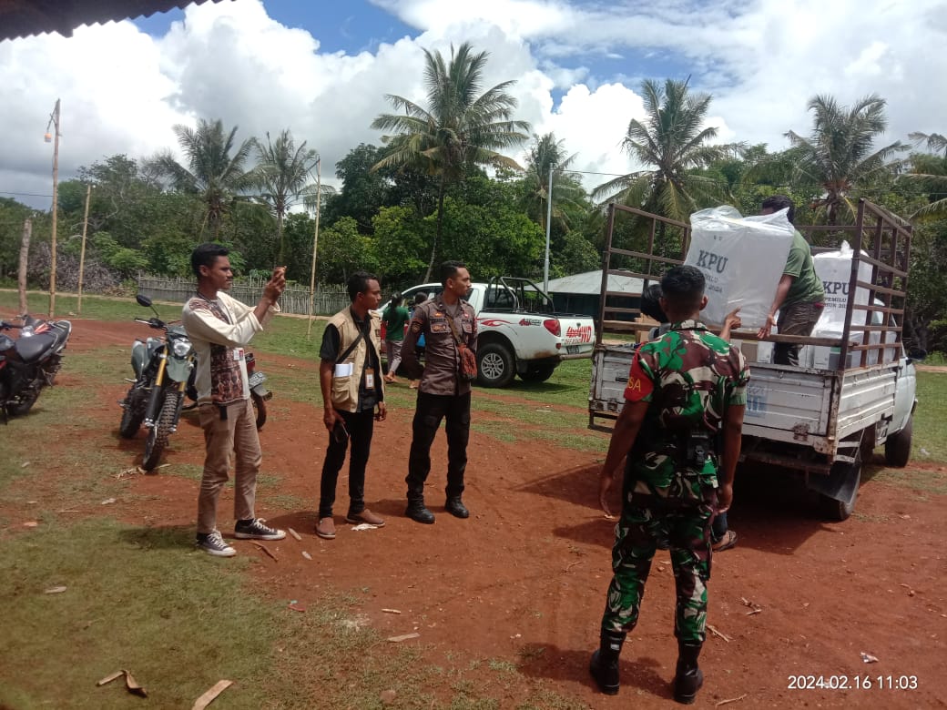 Babinsa Kodim 1601/Sumba Timur Pengawalan Pergeseran Logistik Pemilu 2024 Dari Sekretariat PPS ke PPK Kecamatan