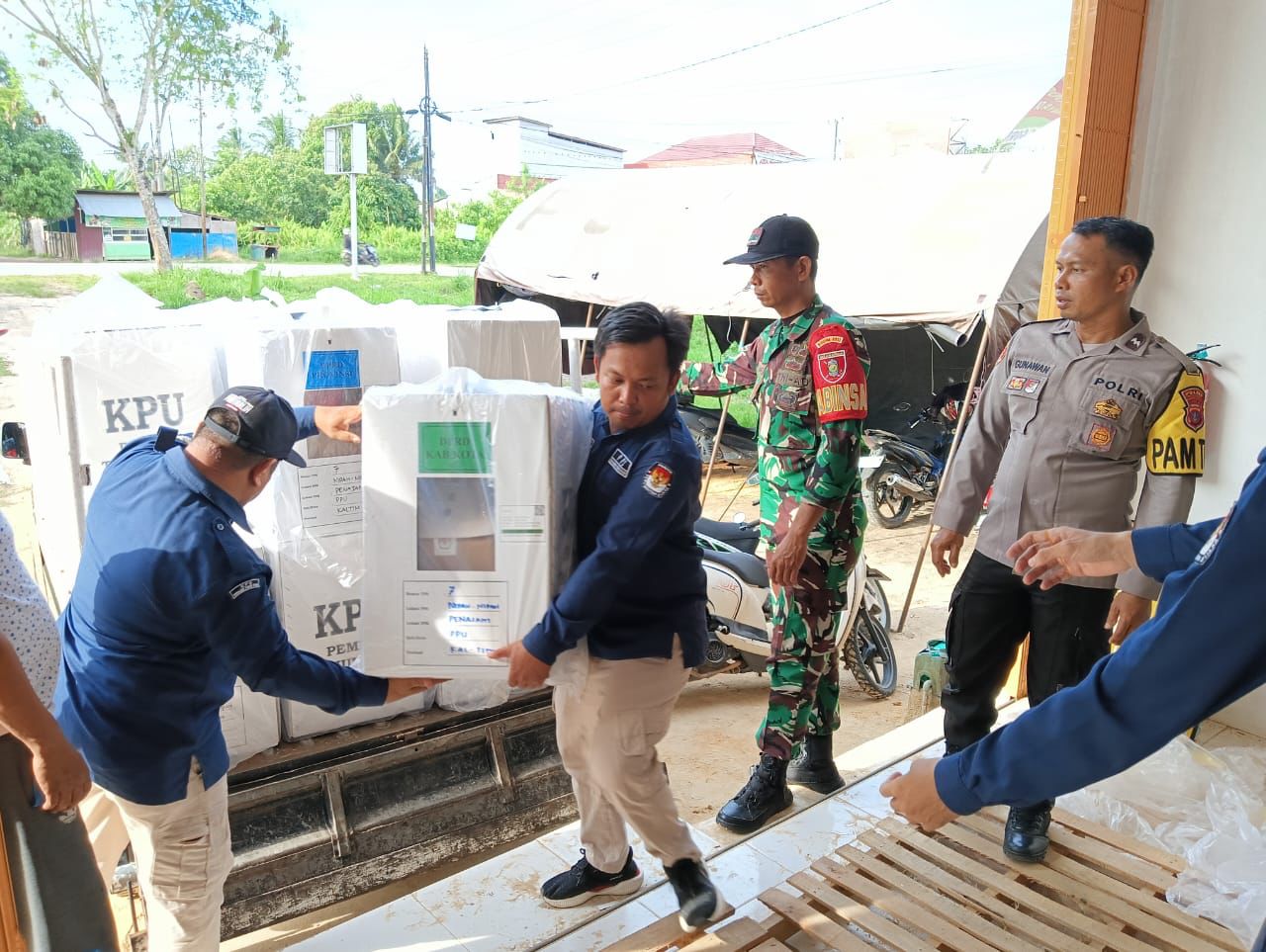 Sinergitas TNI-Polri Amankan Pergeseran Logistik Pemilu di Kabupaten PPU