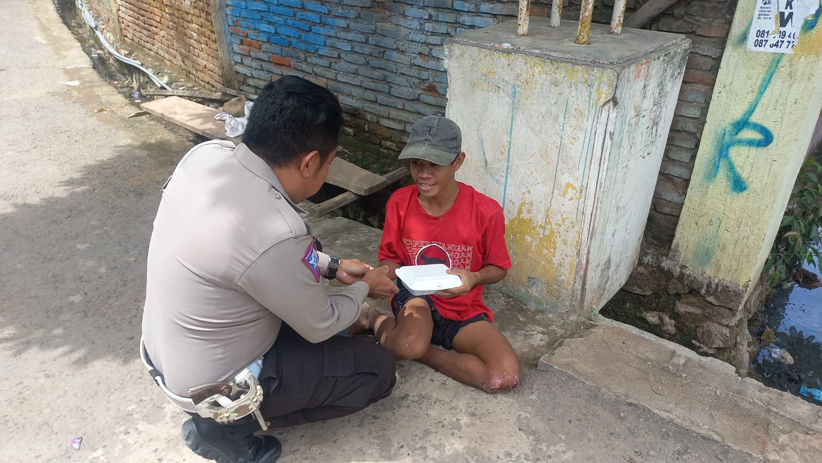 Tradisi Jumat Berkah, Satlantas Polres Bima Bagikan Nasi Kotak Kepada Warga dan Pengguna Jalan
