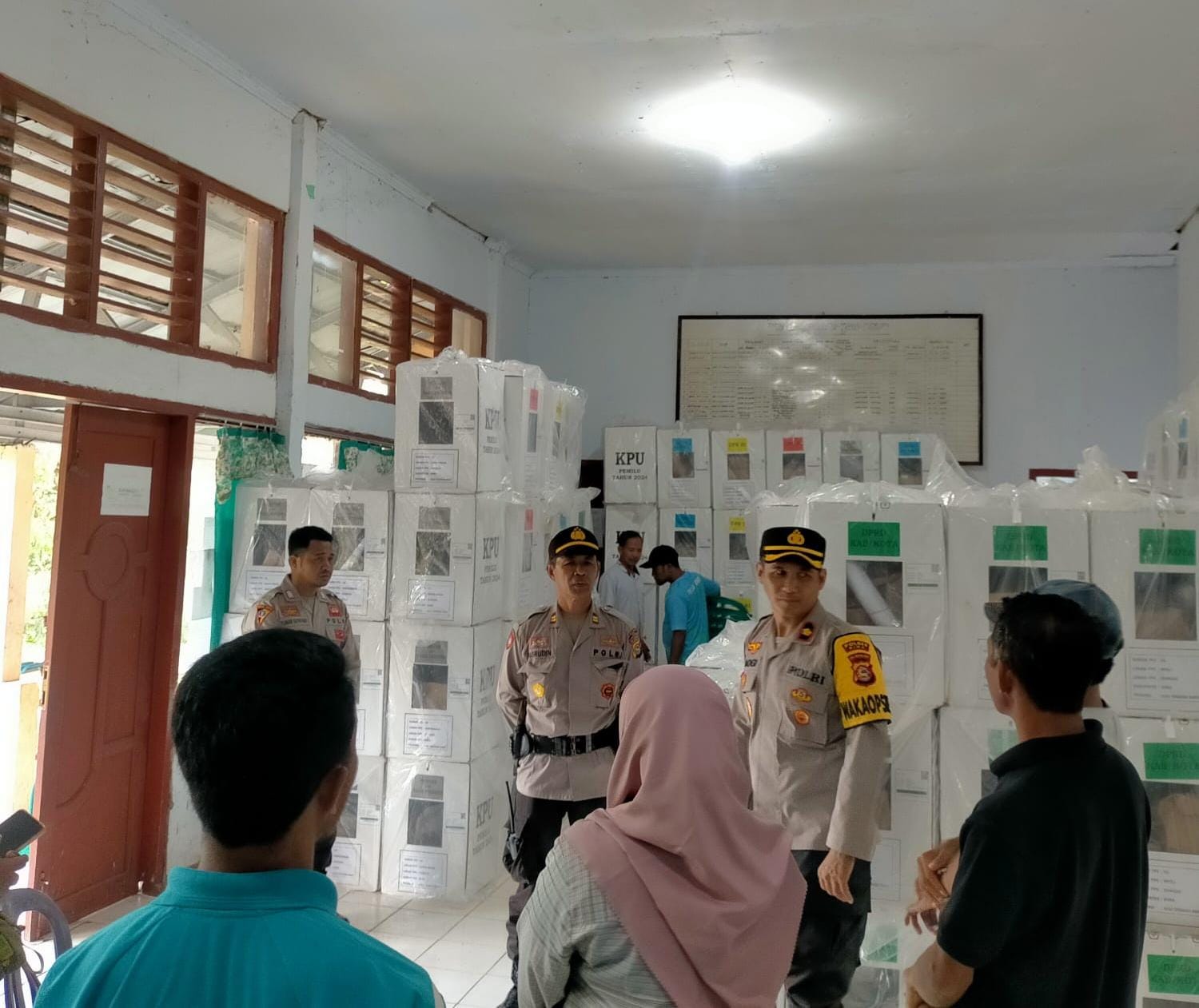 Pastikan Pengembalian Kotak Suara Usai Pemungutan Suara, Wakapolres Bima Kunjungi Gudang PPK di Kecamatan Donggo