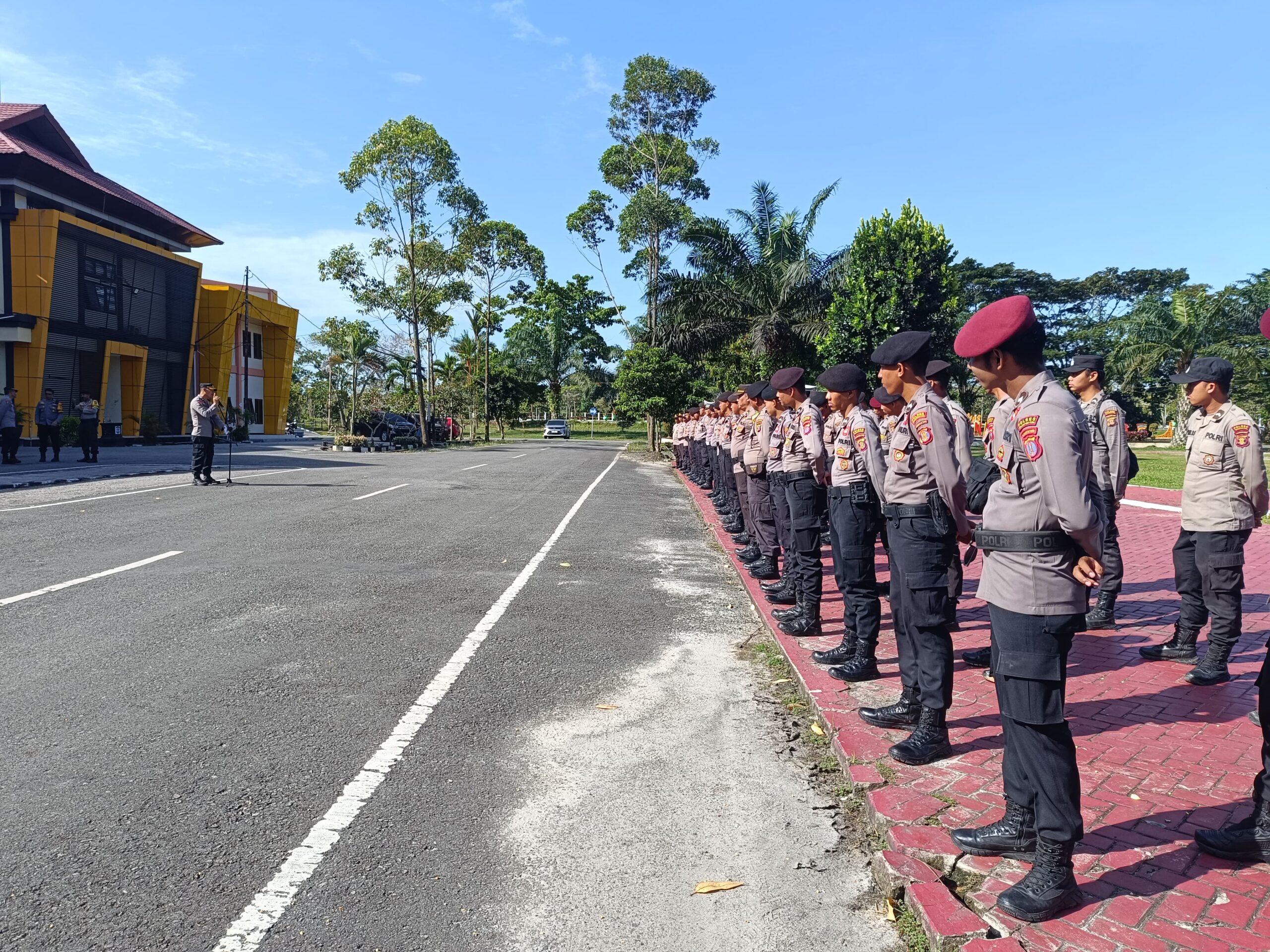 Polres PPU Gelar Apel Persiapan Pengamanan Rapat Pleno Pemilu 2024 di Tingkat Kecamatan di Wilayah Kabupaten PPU