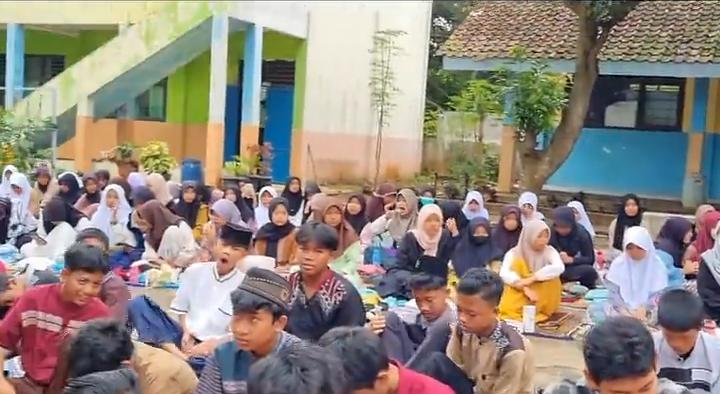 SMP Negeri 4 Kotabaru Kabupaten Karawang Tanam Karakter Relegius dalam Kegiatan Jum' at Relegi Rutin,