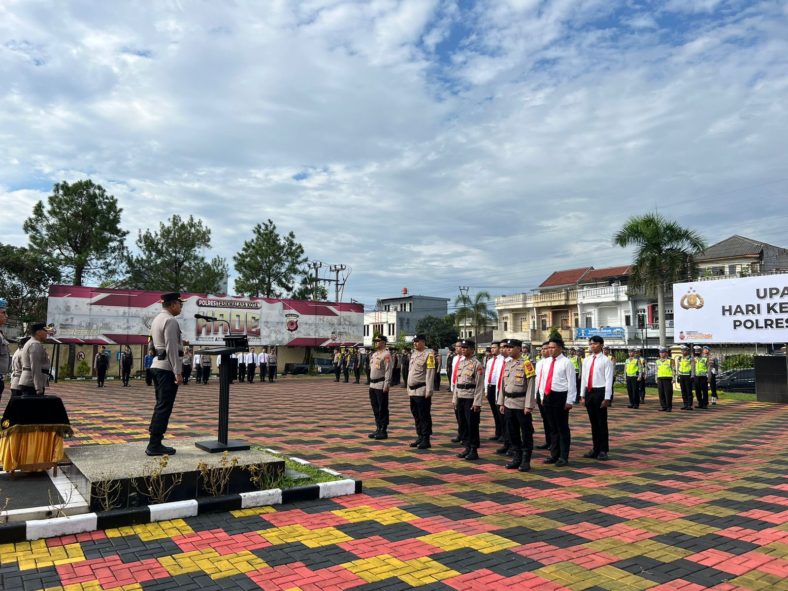 Pimpin Upacara Kesadaran Nasional, Kapolres Tasikmalaya Kota Apresiasi Pengamanan Pemilu dan Berikan Penghargaan Untuk Personel Berprestasi