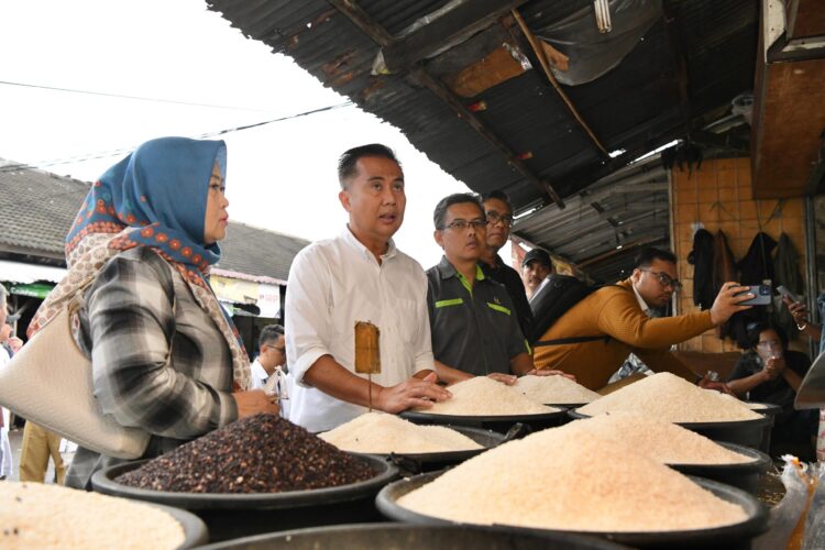 Cek Stok Beras di Pasar, Bey Machmudin: Masyarakat Jangan Beli Panik