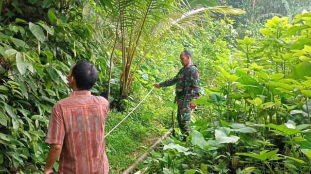 Jalin Kedekatan Dengan Warga, Serka I Wayan Sudiarja Lakukan Gotong Royong Di Desa Binaan