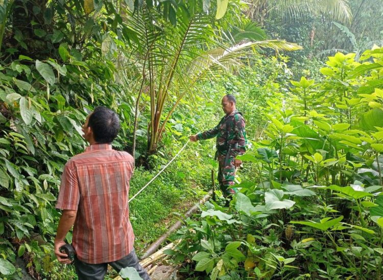Jalin Kedekatan Dengan Warga, Serka I Wayan Sudiarja Lakukan Gotong Royong Di Desa Binaan