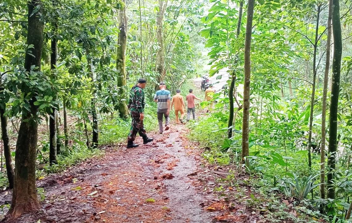 Jalin Kedekatan Dengan Warga, Serka I Wayan Sudiarja Lakukan Gotong Royong Di Desa Binaan