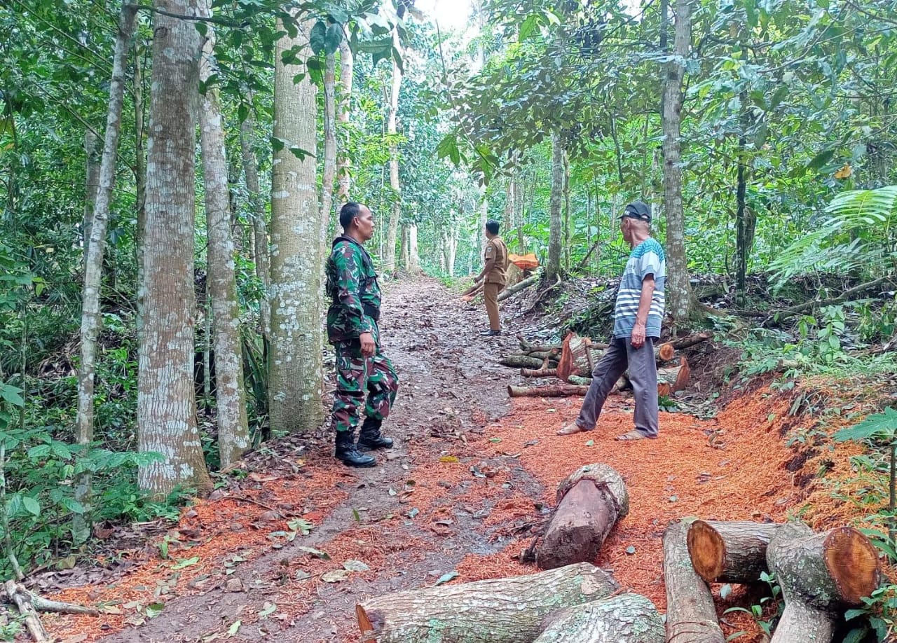 Jalin Kedekatan Dengan Warga, Serka I Wayan Sudiarja Lakukan Gotong Royong Di Desa Binaan
