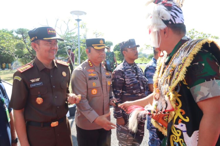 Kapolresta Balikpapan Sambut Kunjungan KSAD " Jendral TNI Maruli Simanjuntak , M.Sc. beserta Rombongan di VIP Room Bandara SAMs