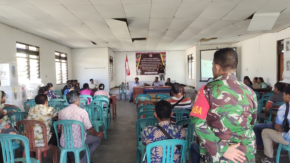 Babinsa Koramil 06/Karera Monitoring Rapat Pleno Terbuka Rekapitulasi Pemungutan Suara Pemilu 2024 Kecamatan Karera