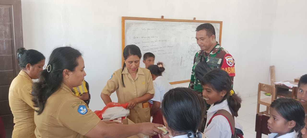 Babinsa Koramil 03/Pahunga Lodu Melakukan Pendistribusian Makanan Tambahan Bergizi Bagi Siswa-siswi SD Larahau