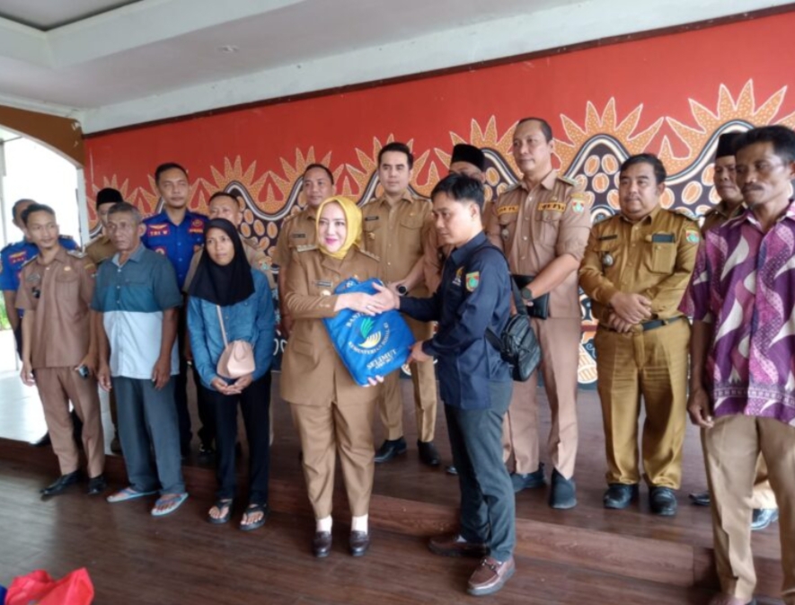 Empat Warga Masyarakat yang Terkena Musibah Kebakaran Mendapat Santunan Bupati Musi Rawas Hj Ratna Machmud