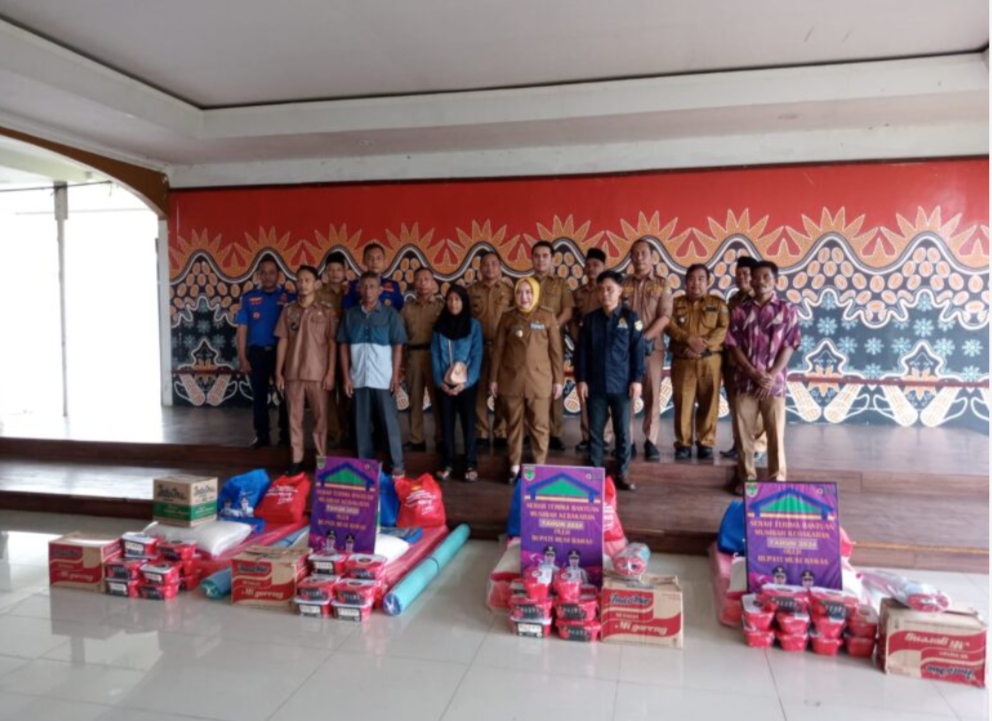 Empat Warga Masyarakat yang Terkena Musibah Kebakaran Mendapat Santunan Bupati Musi Rawas Hj Ratna Machmud