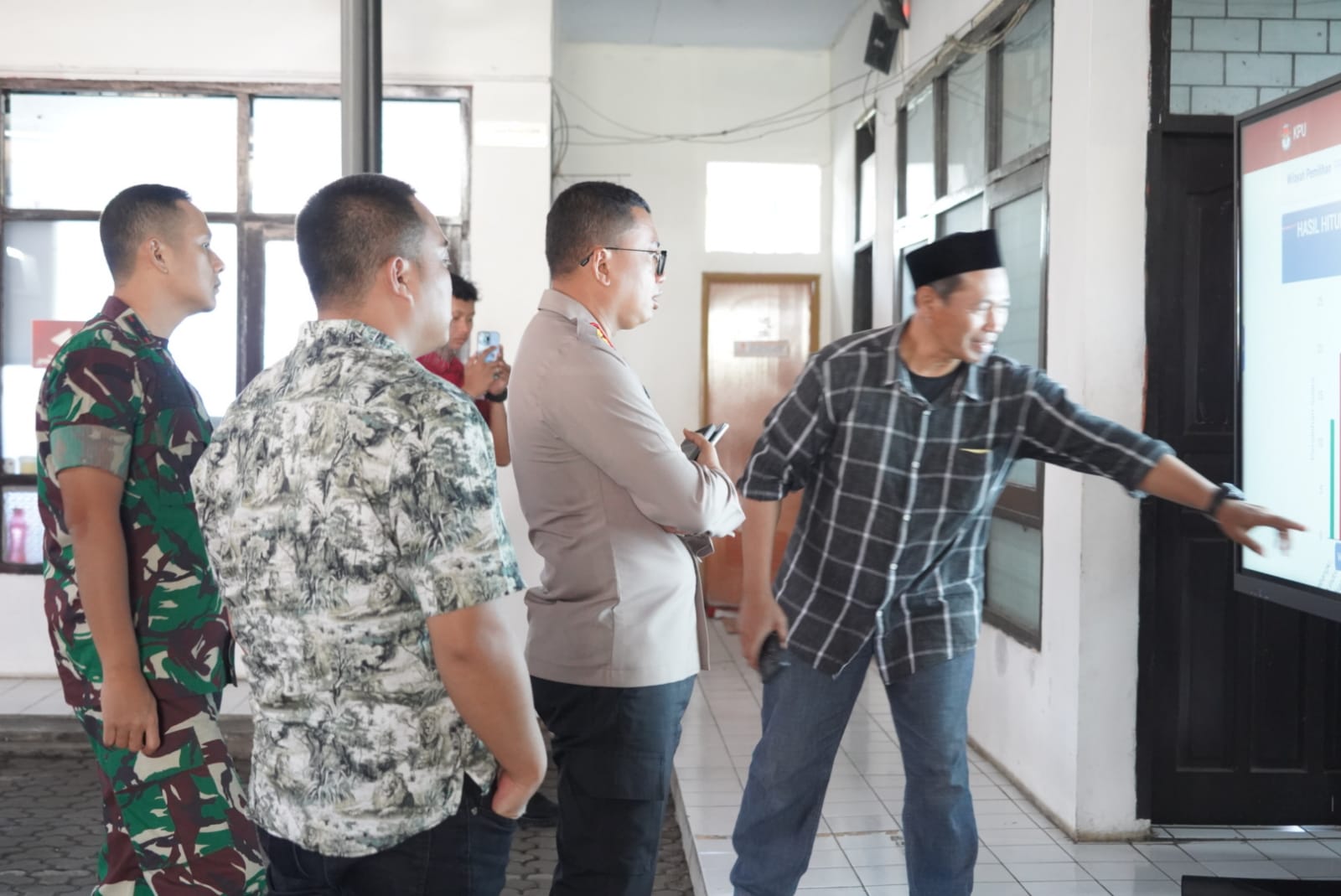Kapolres Dampingi Dandim 0612 Tasikmalaya, Monitoring Pengecekan Kantor KPU dan PPK di Kota Tasikmalaya